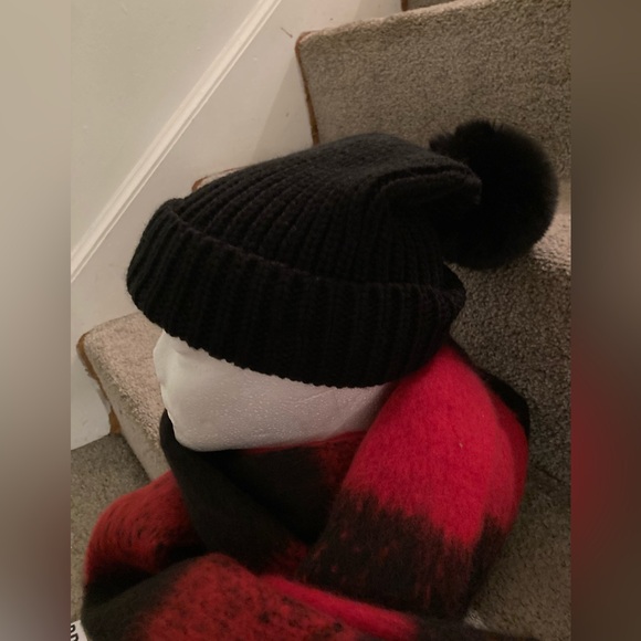 NWOT STEVE MADDEN Scarf and Pom Hat Set - Picture 5 of 6